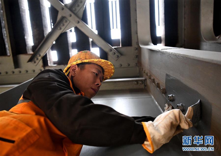 【新华网】严寒中守护煤运通道的“钢丝哥”