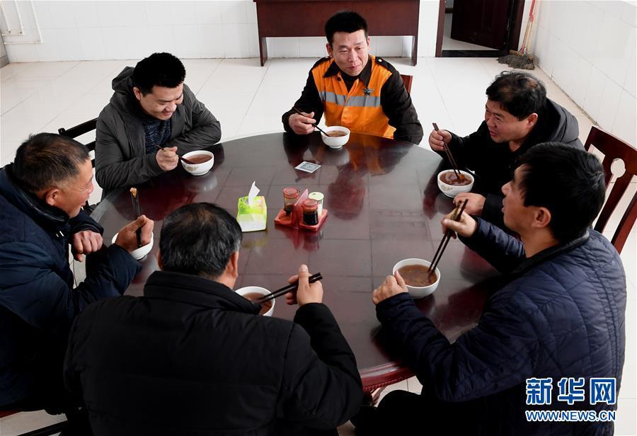 【新华网】严寒中守护煤运通道的“钢丝哥”