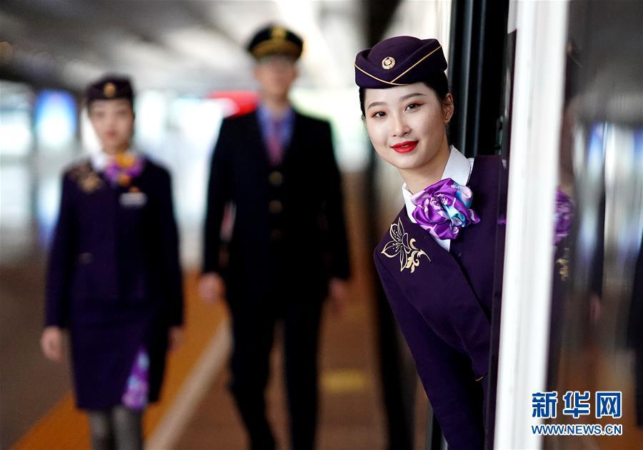 #新华网#高铁上的“新青年”