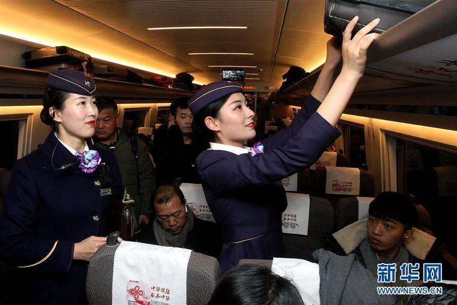 #新华网#高铁上的“新青年”