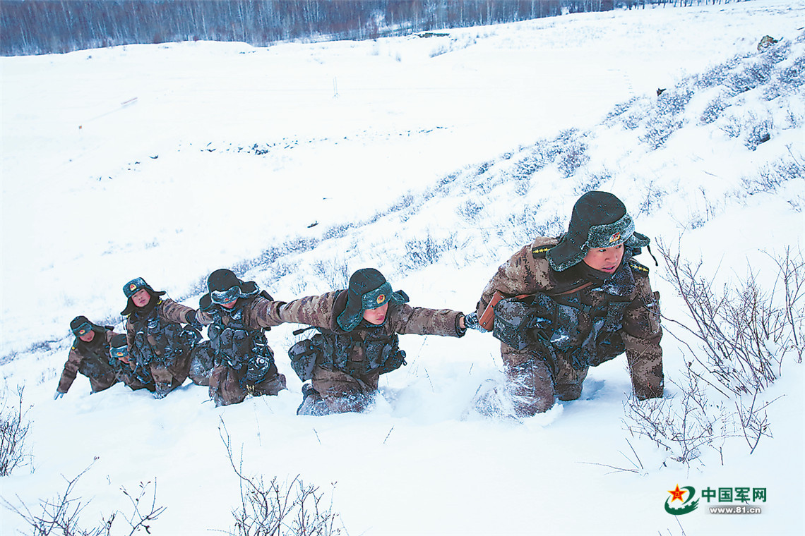 大雪满弓刀 轻骑一线巡:扎玛纳什边防连官兵踏雪巡逻掠影