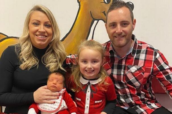 【上游新闻】5岁女孩见妈妈倒地 机智用视频电话打给爸爸求助