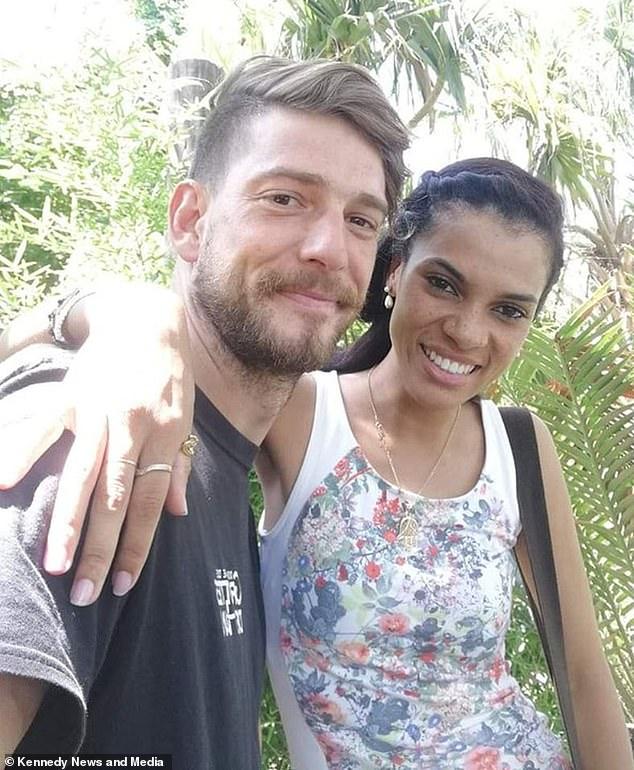 南方都市报：南非大蜘蛛竟然下池塘抓走小金鱼，小金鱼体型是大蜘蛛的两倍