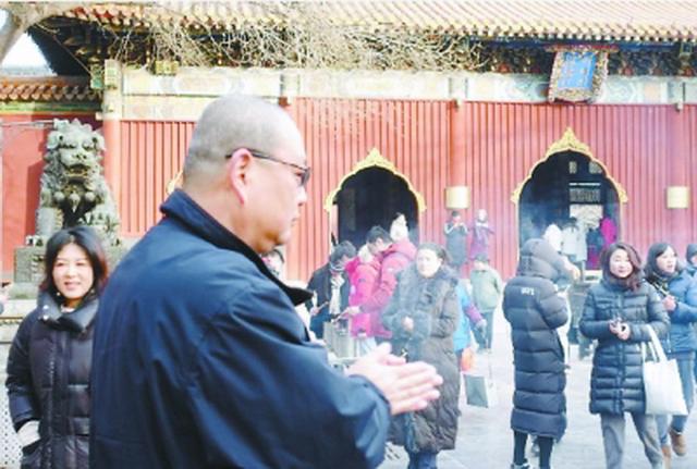 #北京日报客户端#驻守雍和宫12年的老民警张占望退休了 老民警雍和宫继续护平安