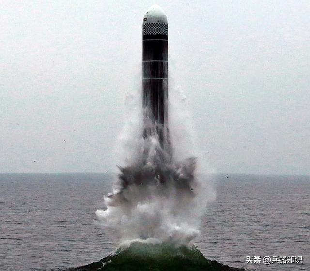 发射出水的朝鲜"北极星"3潜射弹道导弹
