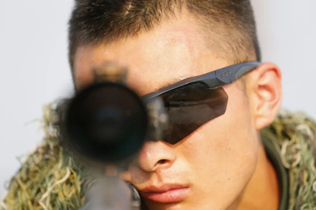 「人民武警」他用没有瞄准镜的狙击枪，在国际大赛中夺冠