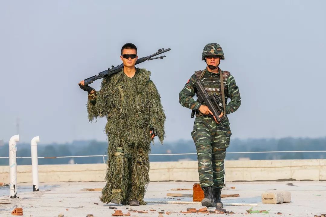 「人民武警」他用没有瞄准镜的狙击枪，在国际大赛中夺冠