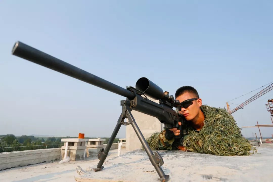 「人民武警」他用没有瞄准镜的狙击枪，在国际大赛中夺冠