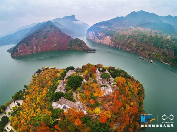 新华网@航拍长江三峡：大江引碧水 大山披红妆