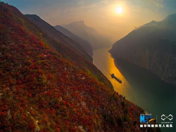 新华网@航拍长江三峡：大江引碧水 大山披红妆