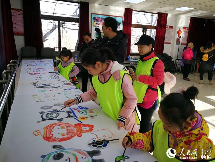 「人民网-北京频道」石景山全民冰雪嘉年华启动 北京冬奥吉祥物落户冬奥社区