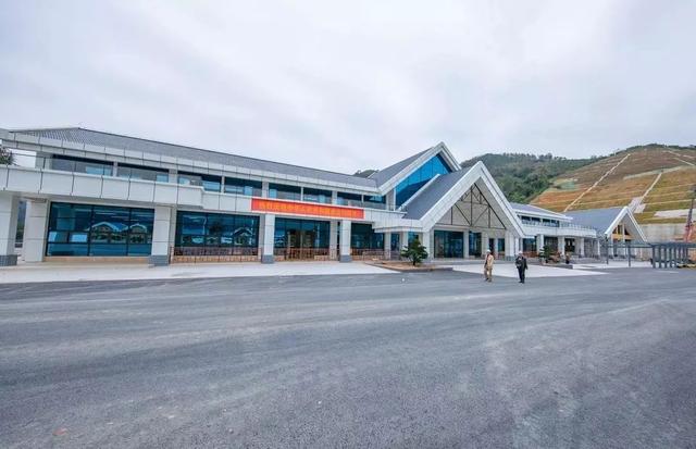 伶站服务区外景.