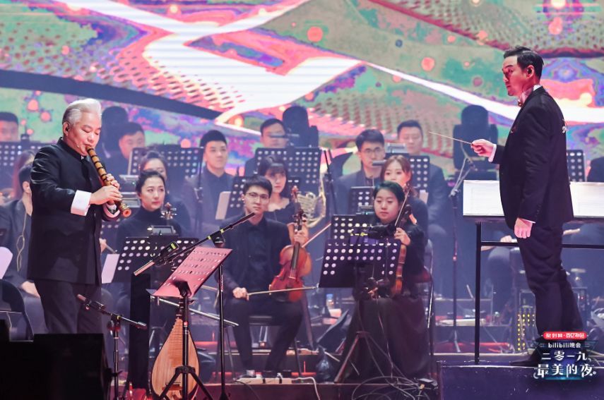 洛天依与方锦龙合作完成一曲《茉莉花》方锦龙与赵兆及百人乐团合作的