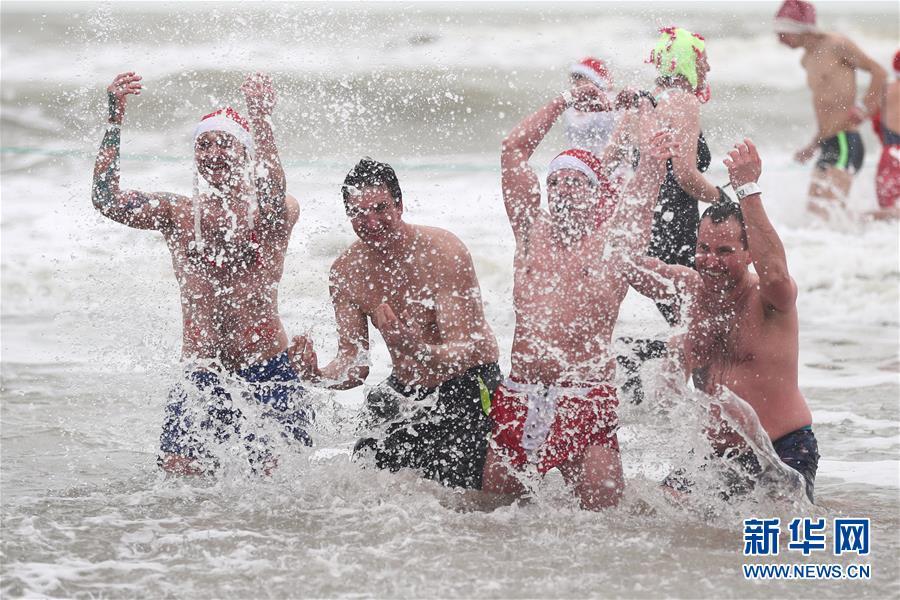 新华网■比利时：别开生面的“新年跳海”