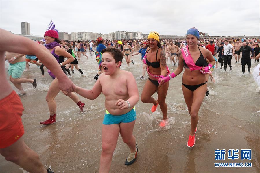新华网■比利时：别开生面的“新年跳海”