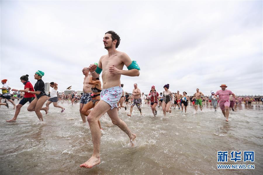 新华网■比利时：别开生面的“新年跳海”