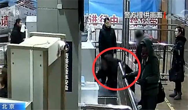 【央视网】这种行为不可取！一男子为图省事趴到安检机上过安检