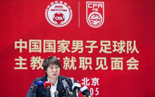 澎湃新闻：李铁就职发布会直面土洋之争，进入12强赛将自动续约