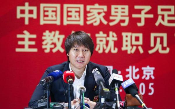 澎湃新闻：李铁就职发布会直面土洋之争，进入12强赛将自动续约