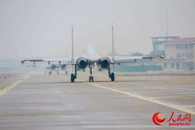 【人民网】海军航空兵某旅新年度首次跨昼夜训练圆满完成