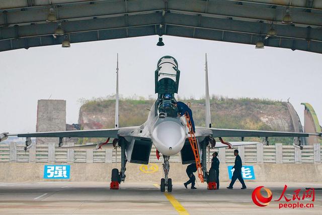 【人民网】海军航空兵某旅新年度首次跨昼夜训练圆满完成