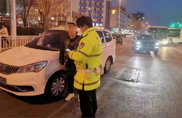 北京日报客户端@“小货”改装变身“小客”，当街遭识破司机被罚300记3分