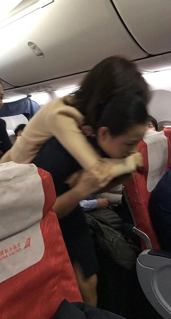 澎湃新闻@暖闻丨对话将女乘客背到救护车的空姐：耽误一秒就多一秒痛苦