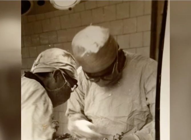 文汇报：父亲离世21年后，儿子写下一封“和解信”：道出两代中国医生的行医故事