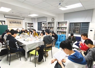 #人民网－人民日报海外版#作家在校园怎样教写作