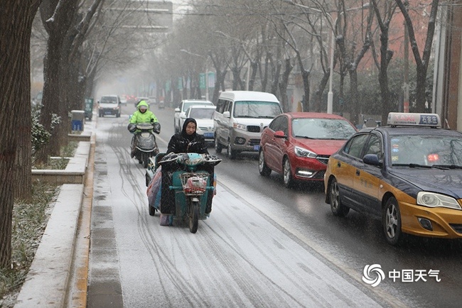 [中国天气网]今冬最强雨雪今日持续 “小寒”江南暖如初春