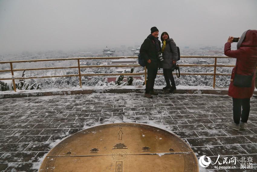#人民网-北京频道#组图：2020年初雪至 北京景山公园变身雪后打卡地