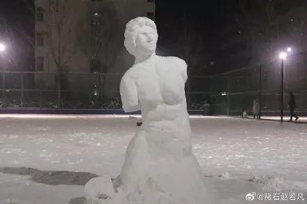 「央视新闻」要问哪里的雪下得那么认真那么深？答曰：微博和朋友圈呀！
