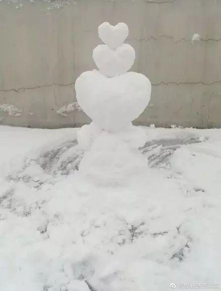 「央视新闻」要问哪里的雪下得那么认真那么深？答曰：微博和朋友圈呀！