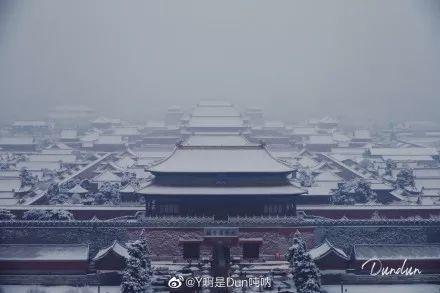 「央视新闻」要问哪里的雪下得那么认真那么深？答曰：微博和朋友圈呀！