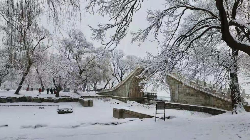 「央视新闻」要问哪里的雪下得那么认真那么深？答曰：微博和朋友圈呀！