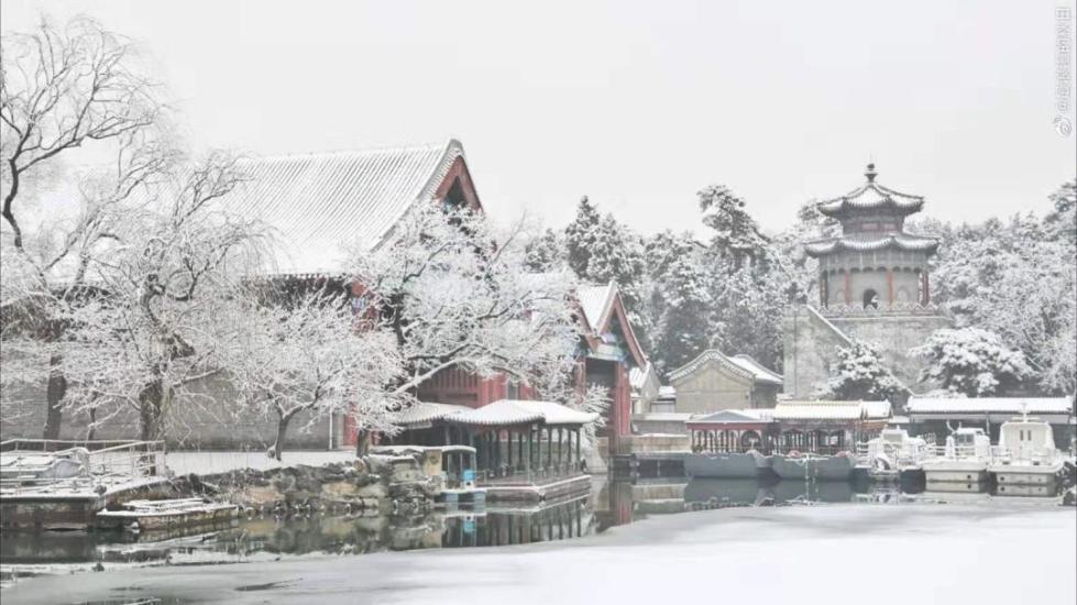 「央视新闻」要问哪里的雪下得那么认真那么深？答曰：微博和朋友圈呀！