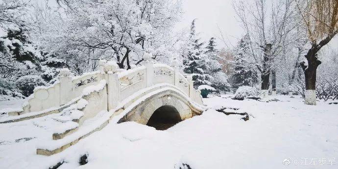 「央视新闻」要问哪里的雪下得那么认真那么深？答曰：微博和朋友圈呀！