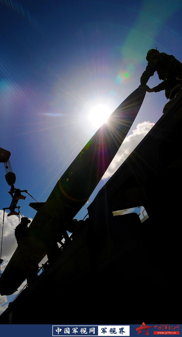 中国军视网■「军视界」震撼！来看“导弹发射先锋营”的光与影