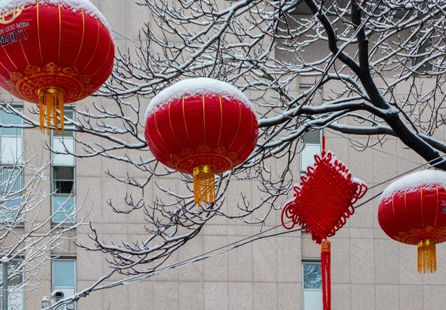 今晨,在朝阳区三间房东路附近小区,市民被雪景吸引,愉快赏雪,玩雪.
