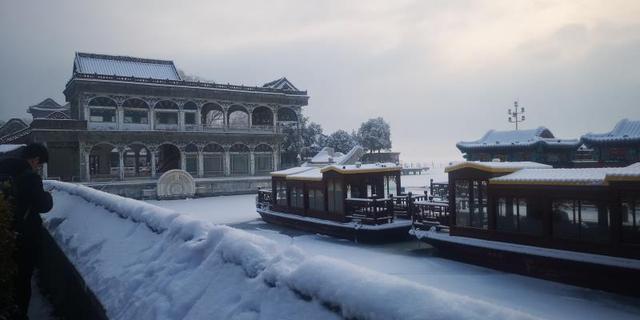 【北京日报客户端】2020年第一场雪，超20万游客雪中游园
