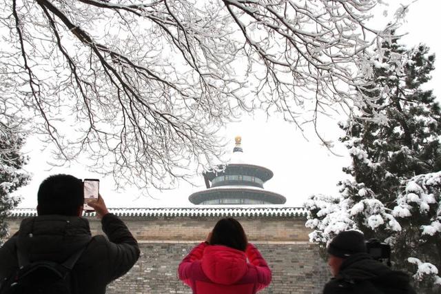 【北京日报客户端】2020年第一场雪，超20万游客雪中游园
