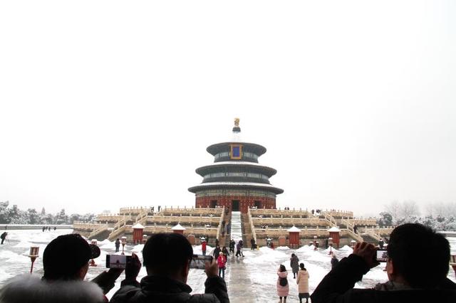 【北京日报客户端】2020年第一场雪，超20万游客雪中游园