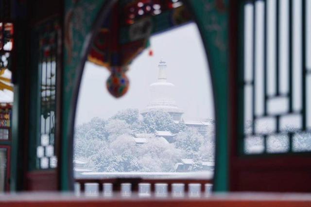 【北京日报客户端】2020年第一场雪，超20万游客雪中游园