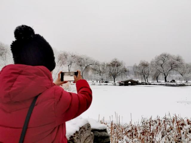 【北京日报客户端】2020年第一场雪，超20万游客雪中游园
