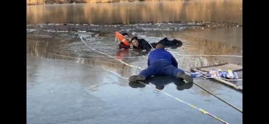 半岛晨报@男子落水路人跳入冰窟施救后离开 消防员向其致敬