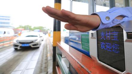 #上观新闻#高速费增加了？救护车为何不免通行费？交通部回应了