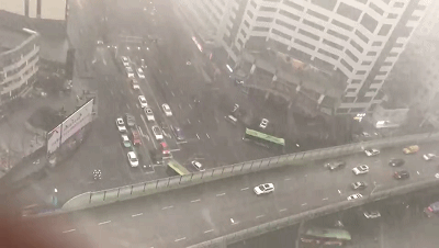 [贵州日报]暴雨、冰雹、彩虹、火烧云……今天，贵阳天气刷屏朋友圈