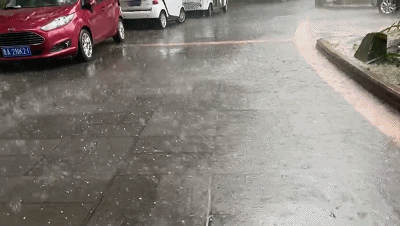 [贵州日报]暴雨、冰雹、彩虹、火烧云……今天，贵阳天气刷屏朋友圈