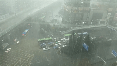 [贵州日报]暴雨、冰雹、彩虹、火烧云……今天，贵阳天气刷屏朋友圈