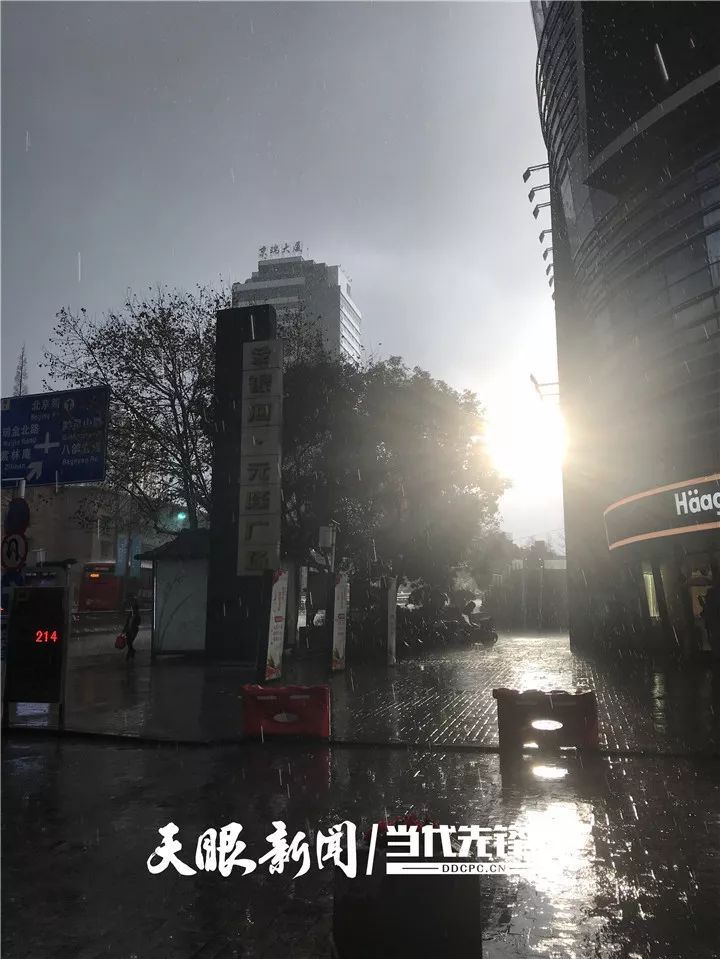 [贵州日报]暴雨、冰雹、彩虹、火烧云……今天，贵阳天气刷屏朋友圈